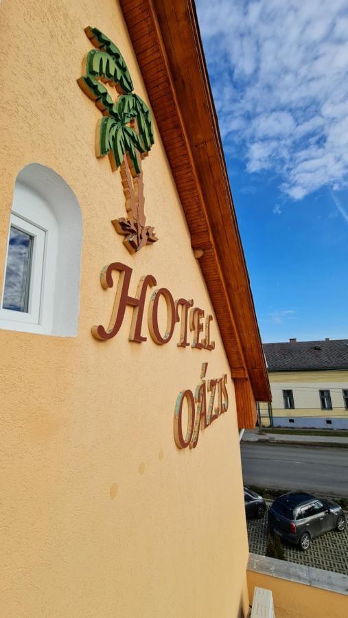 Oazis Hotel Etterem Kiskunfélegyháza Zewnętrze zdjęcie